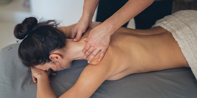 kvinde_på_massagebænk_får_klassisk-afspændingsmassage