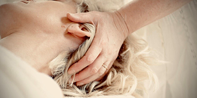 terapeut_giver_kst-behandling_og hovedbundsmassage